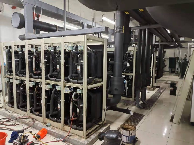 中央空调检修中 (1).jpg